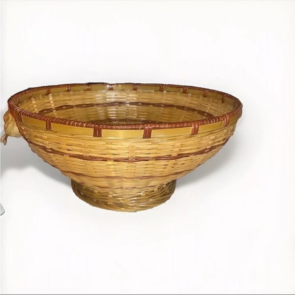 Round Footed Wicker Bread Basket Centerpiece 12’Inch Diameter. 5 Inch Tall. - Picture 1 of 9